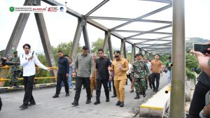 Gubsu Bobby Tinjau Jembatan Batang Angkola Usai Diperbaiki